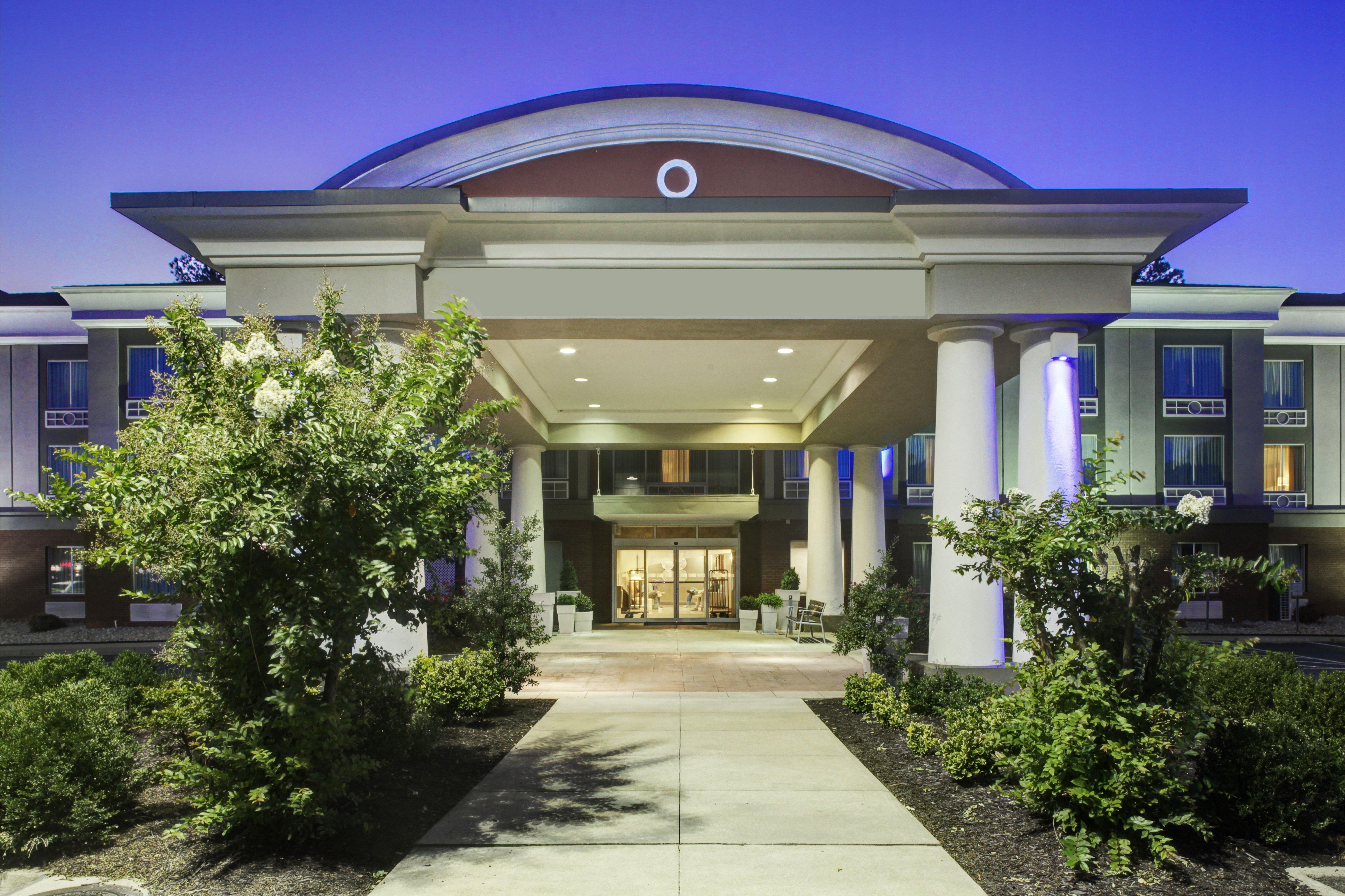 Holiday Inn Express Hotel & Suites Emporia By Ihg Bagian luar foto