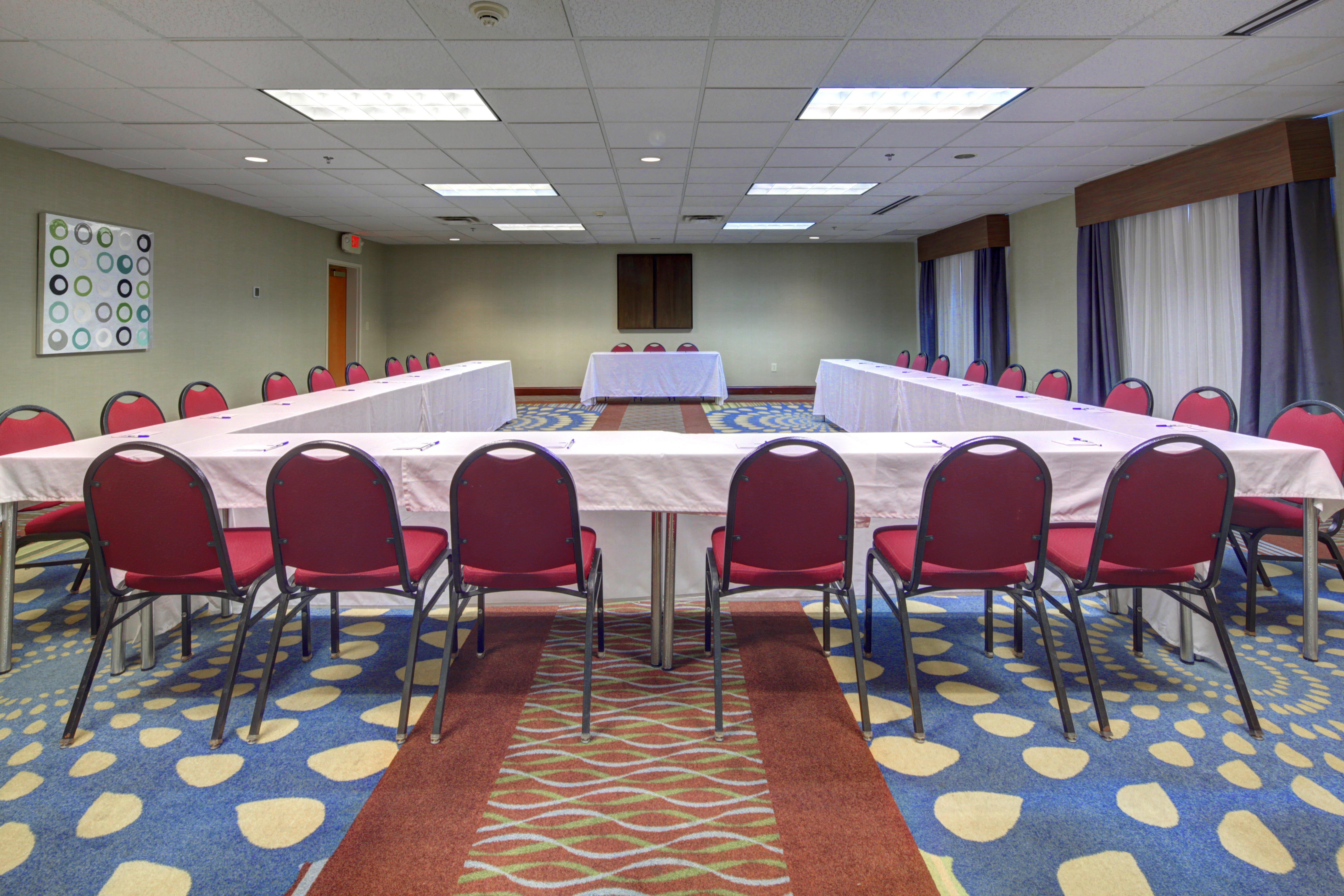 Holiday Inn Express Hotel & Suites Emporia By Ihg Bagian luar foto