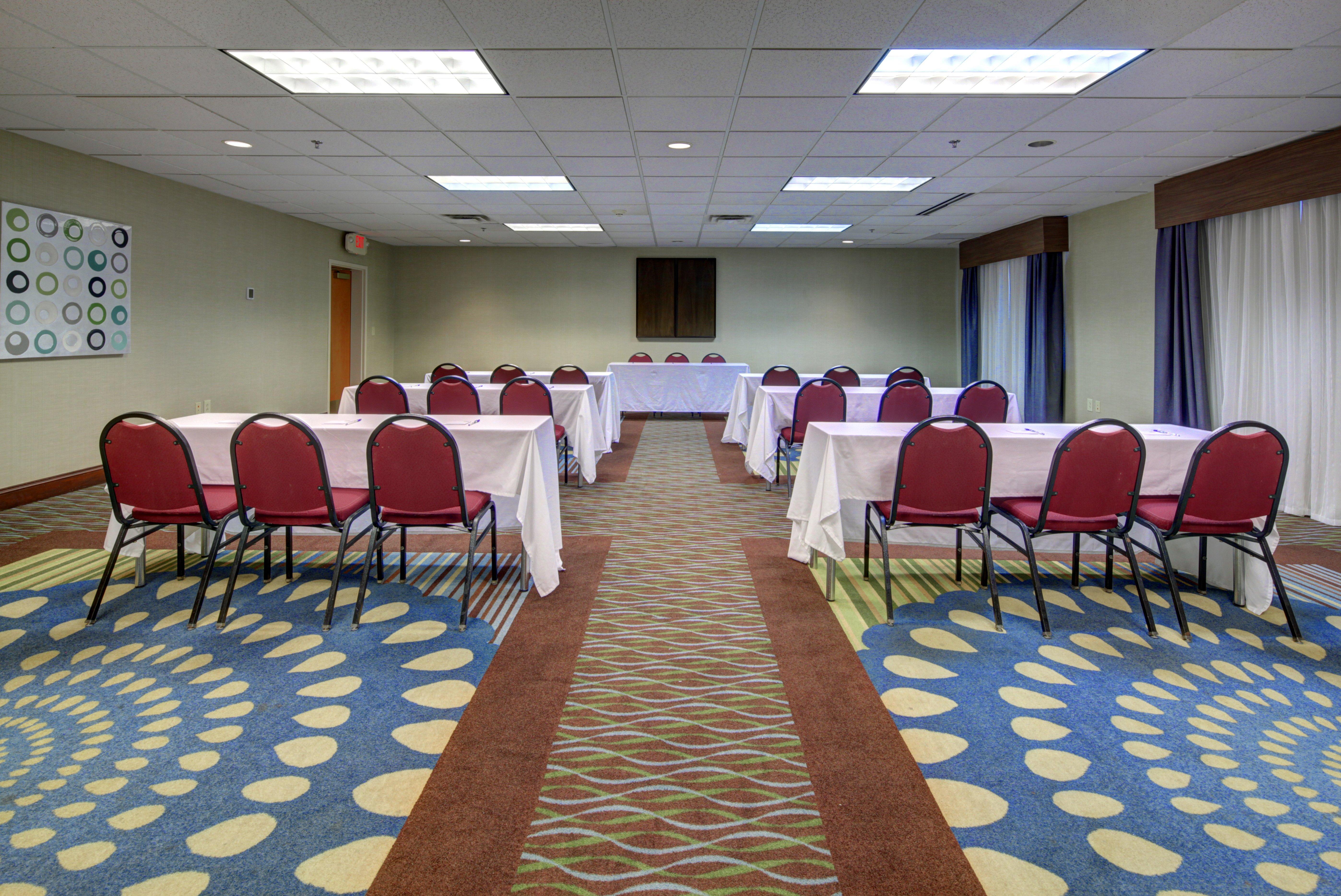 Holiday Inn Express Hotel & Suites Emporia By Ihg Bagian luar foto