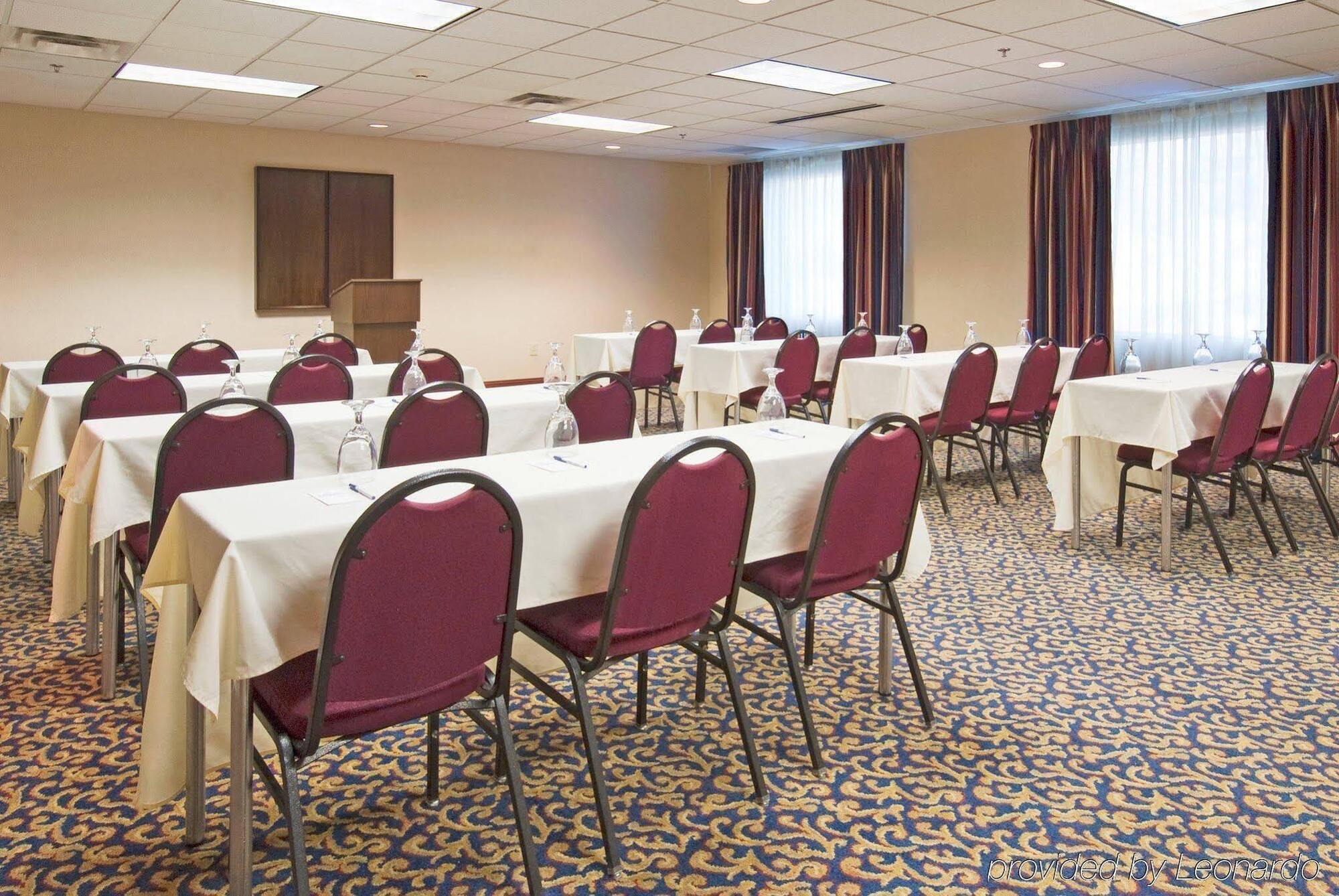 Holiday Inn Express Hotel & Suites Emporia By Ihg Bagian luar foto