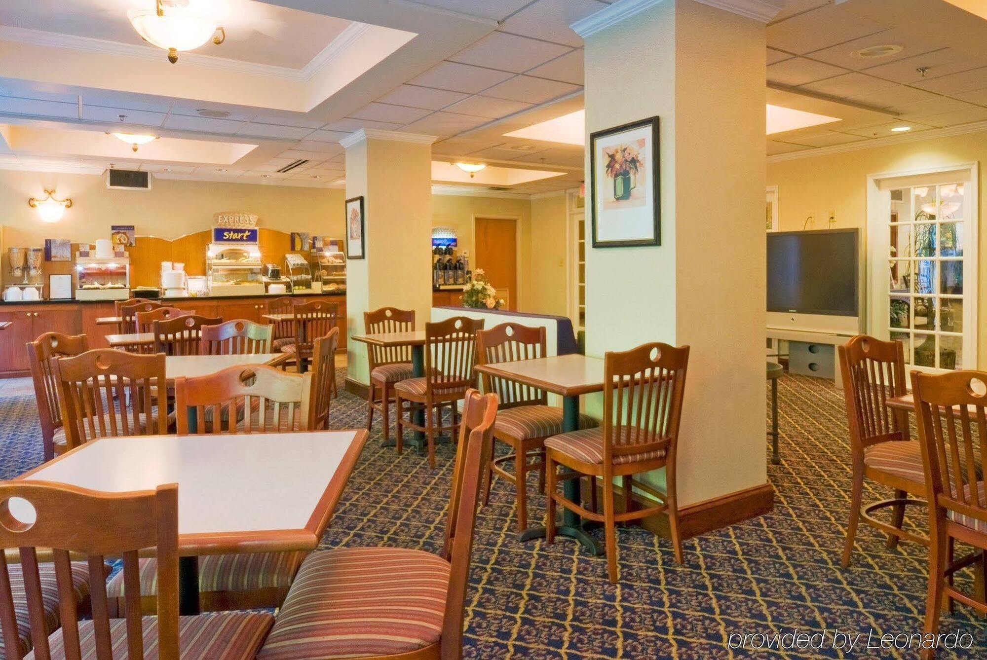 Holiday Inn Express Hotel & Suites Emporia By Ihg Bagian luar foto