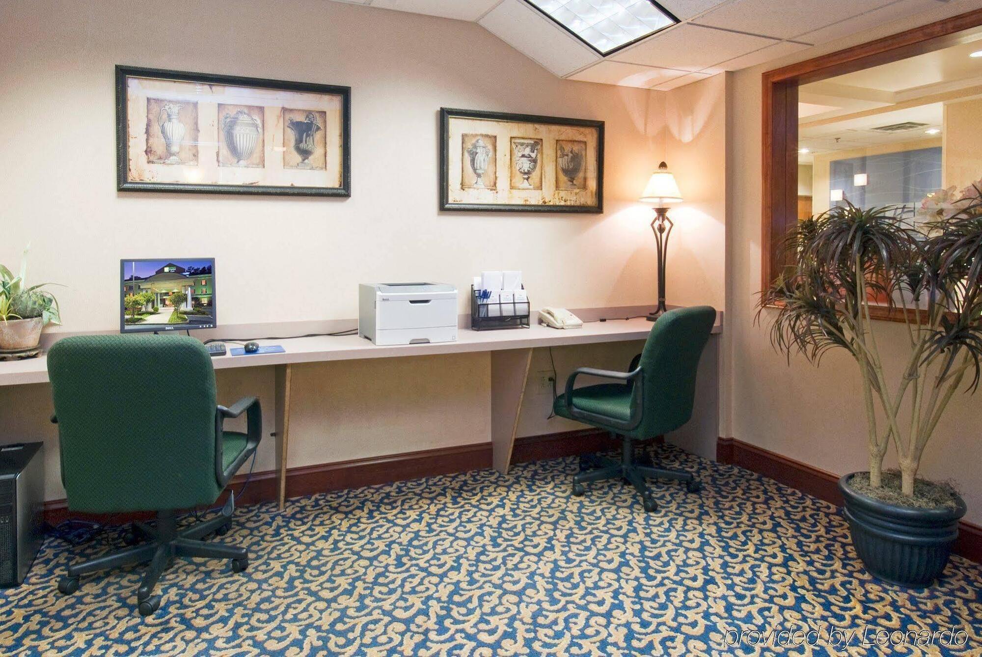 Holiday Inn Express Hotel & Suites Emporia By Ihg Bagian luar foto