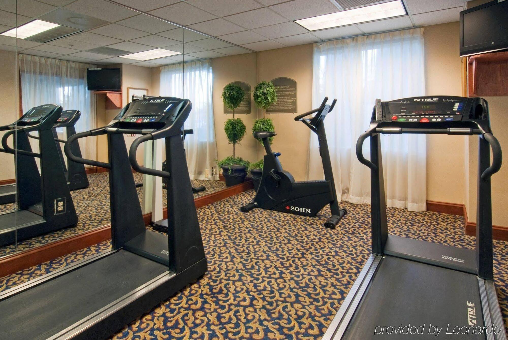 Holiday Inn Express Hotel & Suites Emporia By Ihg Bagian luar foto